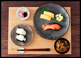 ごはんとお味噌汁、大好きな煮物などメインのおかずと副菜2品、漬け物