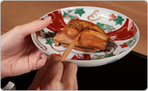 大きな料理の食べ方