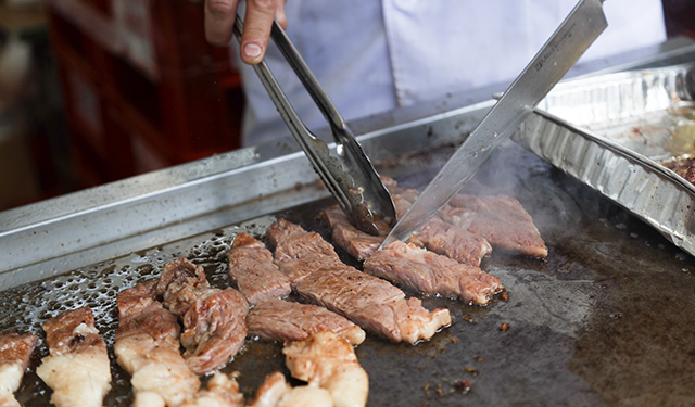 名店の肉料理がよりどりみどり　日本最大級の和牛フードフェス開催